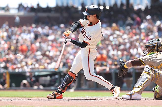 이정후가 1회말 샌디에이고 선발 딜런 시즈의 슬라이더를 받아쳐 우중간 2루타를 날리고 있다. Imagn Images연합뉴스