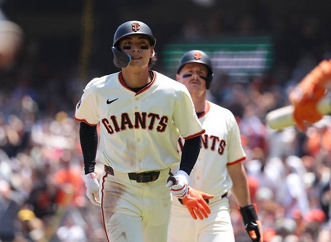 이정후가 3회말 볼넷으로 출루한 뒤 엘리엇 라모스의 2루타 때 홈을 밟고 있다. Imagn Images연합뉴스