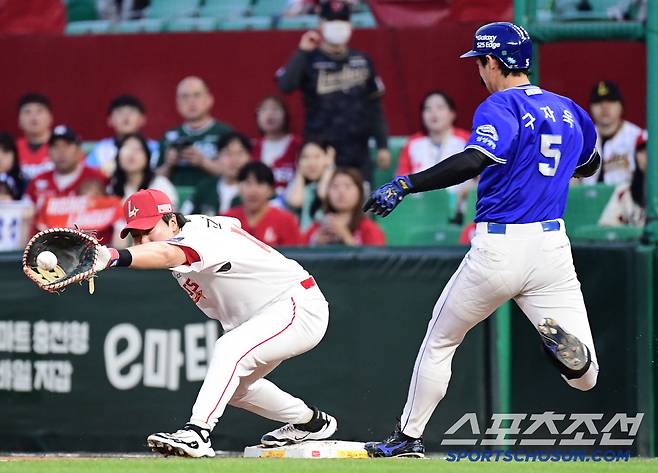 5회 2사 만루. 1타점 내야안타를 만들고 있는 구자욱.