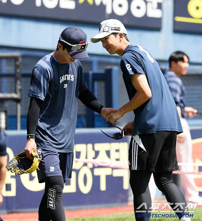 롯데 전민재가 전날 끝내기 안타를 친 두산 김민석과 인사를 나누고 있다.