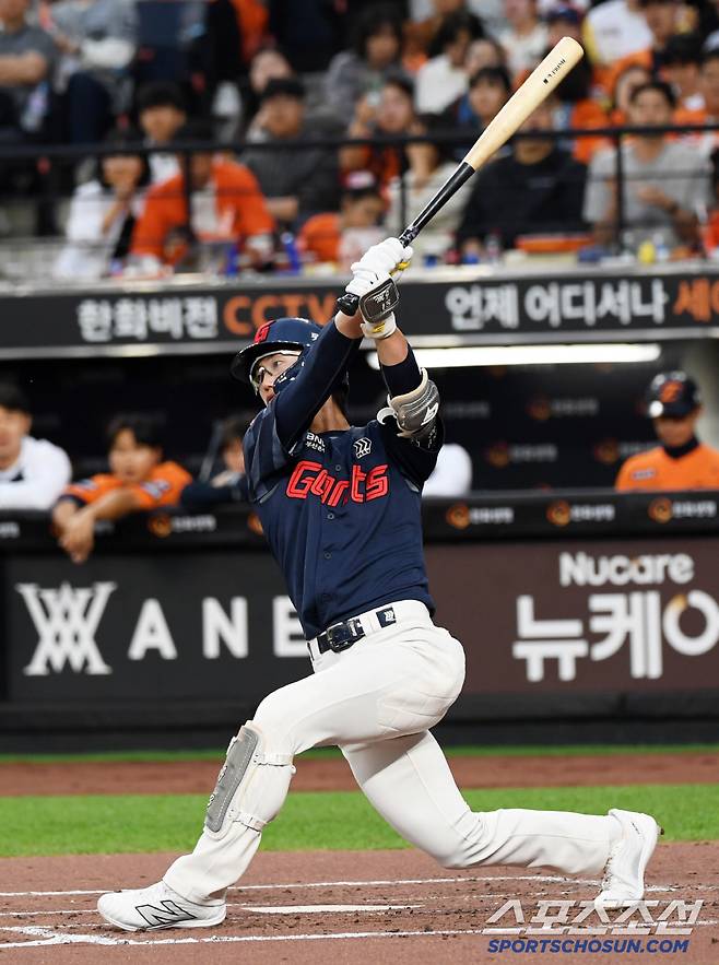 롯데 유니폼을 입고 시즌 초반 4할 뜨거운 타격감을 뽐낸 전민재.