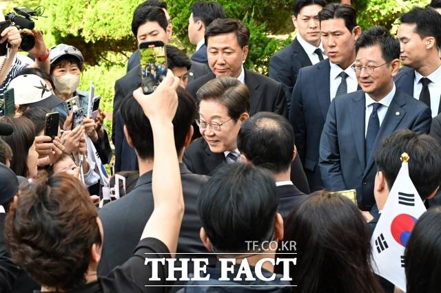 이재명 대통령이 4일 오전 인천 계양구 사저를 출발하며 주민들과 인사를 나누고 있다. /남용희 기자