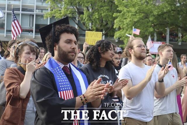 지난달 27일(현지시간) 하버드대학교 교내에서 열린 반트럼프 시위에 참석한 학생들이 학생 연설에 박수를 치고 있다. /AP. 뉴시스