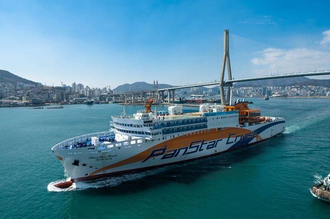 지난 4월 취항한 국내 최초 크루즈페리 '팬스타 미라클'호. 연합뉴스