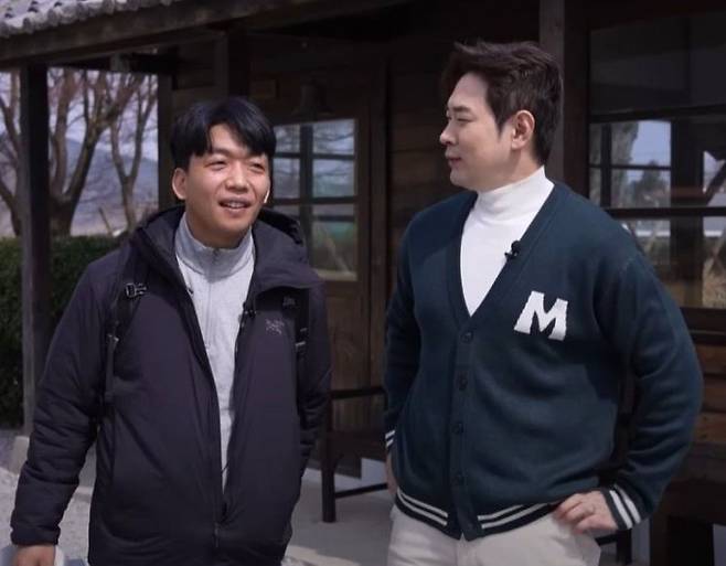 백종원 더본코리아 대표 유튜브 채널에 올라온 남원 춘향제 홍보 영상에 출연한 '철가방 요리사' 임태훈 셰프(왼쪽)와 방송인 조충현. 유튜브 캡처