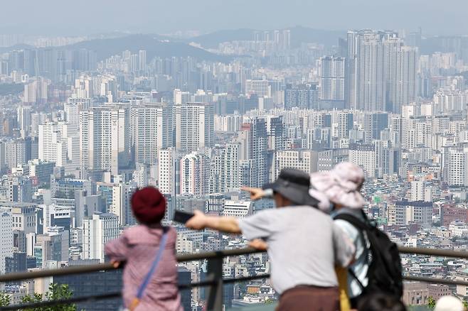 한국의 민간부채중 절반이 부동산 빚이다. 3일 서울 중구 남산에서 바라본 시내 아파트 단지 모습. /뉴스1
