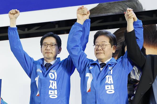 (울산=뉴스1) 안은나 기자 = 이재명 더불어민주당 대통령 후보가 대표적 험지인 대구·경북(TK) 지역 유세에 돌입한 13일 오후 울산 남구 롯데백화점 광장을 찾아 김경수 전 경남지사와 지지를 호소하고 있다.2025.5.13/뉴스1