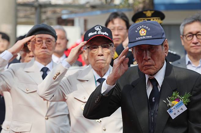 6·25 참전유공자들이 지난 3월 서울 용산고에서 열린  '6·25 참전유공자 명비 제막식'에서 국기에 경례하고 있다. /연합뉴스