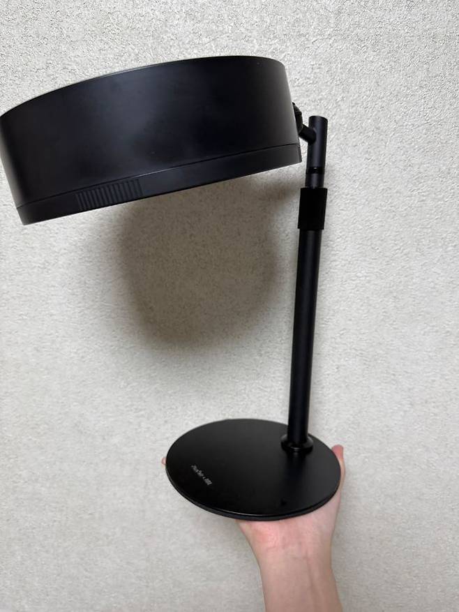 무선 미니 주방후드는 성인 여자 한 손에 들어오는 작은 크기로, 무게도 900g으로 가벼워 이동하기 쉬운 장점이 있다. ⓒ데일리안 황지현 기자