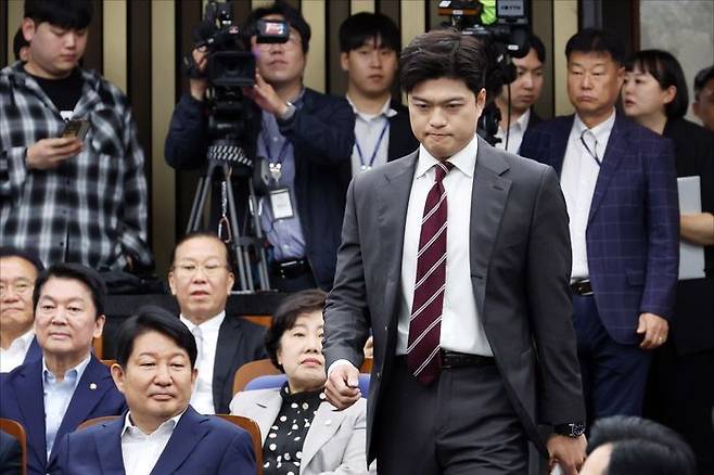 김용태 국민의힘 비상대책위원장이 5일 오전 서울 여의도 국회에서 열린 국민의힘 의원총회에 무거운 표정으로 참석하고 있다. ⓒ데일리안 홍금표 기자