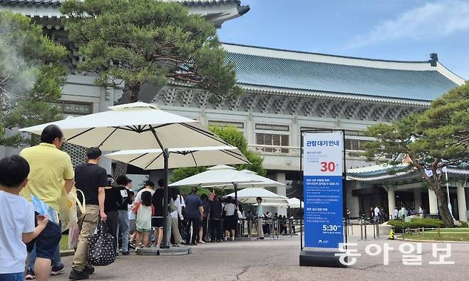 이재명 대통령이 집무실을 서울 종로구 청와대로 이전할 방침인 가운데 5일 관람객들이 청와대 본관에 들어가기 위해 줄을 서고 있다. 정부는 용산 대통령실을 청와대로 다시 옮기기 위한 청와대 재이전 태스크포스(TF)도 곧바로 꾸려 속도를 내고 있다. 홍진환 기자 jean@donga.com