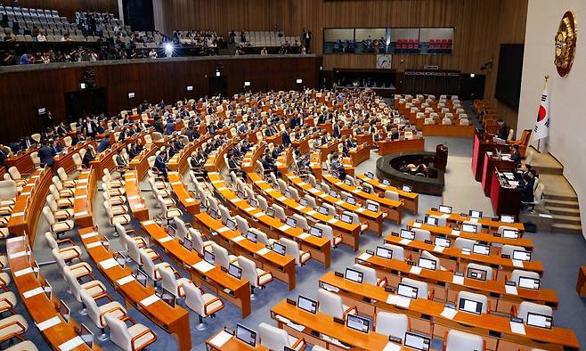 5일 오후 서울 여의도 국회 본회의에서 국민의힘 퇴장 속에 검사징계법 일부개정법률안과 채해병, 내란, 김건희 특검법이 통과된 뒤 더불어민주당 의원들이 손뼉치고 있다. 2025.6.5/뉴스1