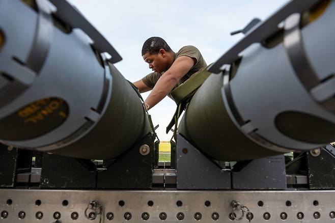미국 미주리주 화이트맨 공군기지에서 미  공군 장병들이 B-2 스텔스 전략폭격기에 GBU-38을 개량한 500파운드급 ‘퀵싱크’ 대함무기를 장착하고 있다. 출처 미 공군연구소 SNS