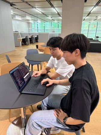 인공지능 조교를 활용하고 있는 학생들의 모습. KAIST 제공
