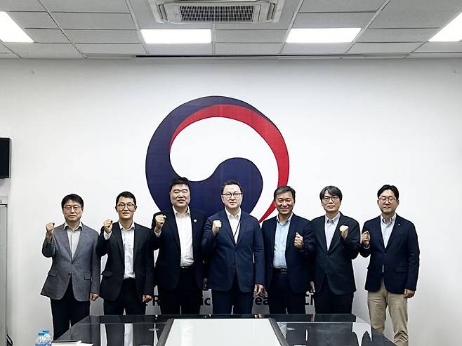 코참연합회가 6일 베트남 호찌민시 호찌민 코참에서 개최한 '2025년 코참연합회 정기총회'에서 고태연 하노이 코참 회장(왼쪽 다섯번째), 김년호 호찌민 코참 회장(왼쪽 세번째), 권태한 호찌민영사관 부총영사(왼쪽 네번째), 김형모 대한상의 베트남 소장(맨 오른쪽) 등 관계자들이 화이팅을 외치고 있다.