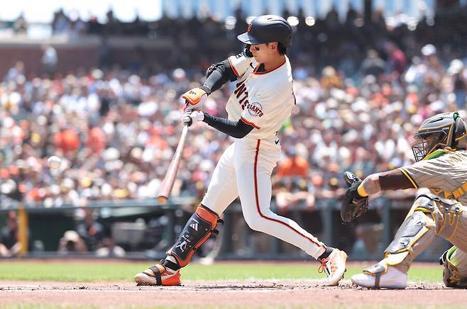 샌프란시스코 자이언츠의 이정후가 6일(한국시각) 미국 캘리포니아주 샌프란시스코의 오라클 파크에서 열린 2025 메이저리그 정규시즌 샌디에이고 파드리스와 홈경기에서 1회말 2루타를 치고 있다. 샌프란시스코/로이터 연합뉴스