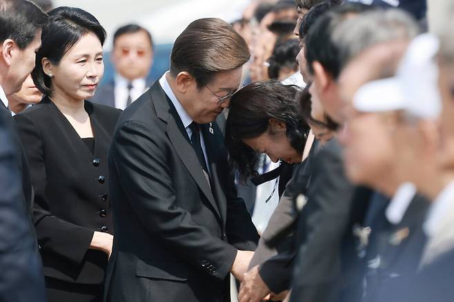 이재명 대통령이 6일 서울 동작구 국립서울현충원에서 열린 70회 현충일 추념식에 입장하며 한 유족을 위로하고 있다. 이 대통령은 이날 현충일 추념식에 고 박진우 중령, 고 이태훈 소령, 고 윤동규 상사, 고 강신원 상사의 유족과 지난해 12월 서귀포 감귤창고 화재 현장에서 순직한 고 임성철 소방장의 유족을 초청했다. 대통령실사진기자단