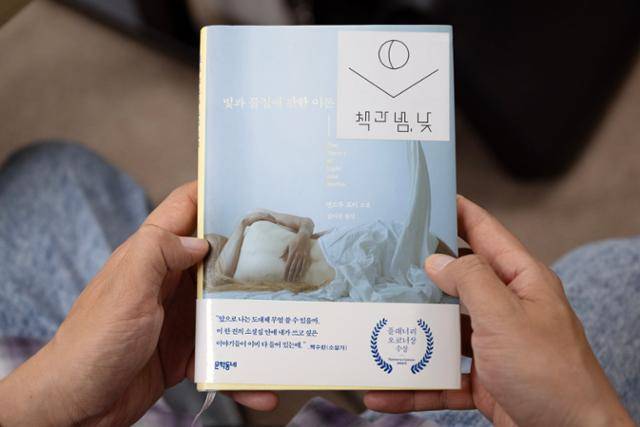 배우 박정민이 앤드루 포터의 '빛과 물질에 관한 이론'을 들어 보이고 있다. 박시몬 기자