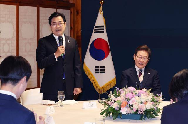 이재명 대통령이 4일 국회 사랑재에서 열린 국회의장과 정당대표와의 오찬에 참석해 박찬대 더불어민주당 당대표 직무대행 겸 원내대표의 인사말을 듣고 있다. 국회사진기자단