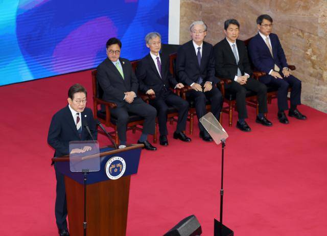 이재명 대통령이 4일 서울 여의도 국회 로텐더홀에서 열린 제21대 대통령 취임선서에서 발언하고 있다. 왼쪽부터 이 대통령, 우원식 국회의장, 조희대 대법원장, 김형두 헌법재판소장 권한대행, 이주호 부총리 겸 교육부 장관, 노태악 중앙선거관리위원장. 뉴시스