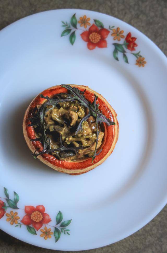 마드라스 커리향의 고사리 고기지짐으로 속을 채운 볼오방. 김태윤 제공