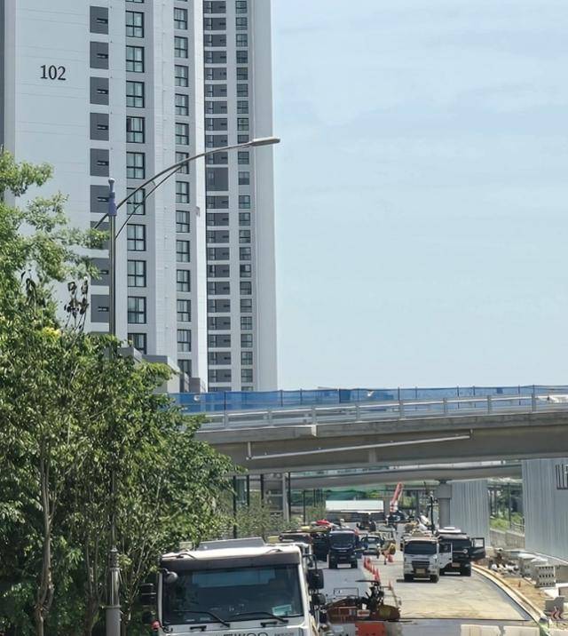 5일 경기 고양시 일산동구 풍동 더샵 일산 엘로이 오피스텔 단지 내에서 인도와 도로 공사가 한창이다. 임명수 기자