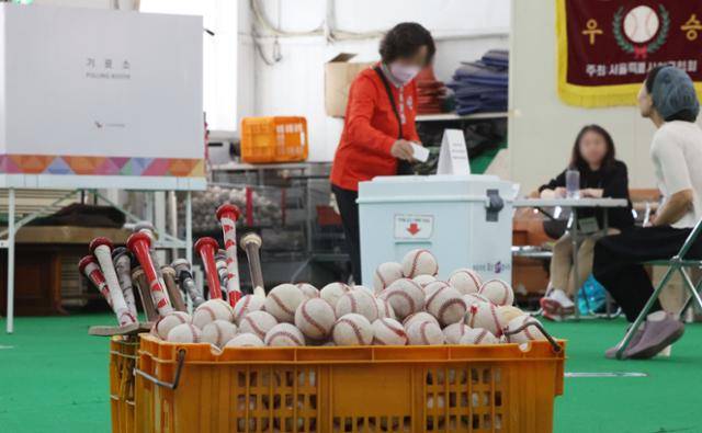 제21대 대통령 선거일인 3일 서울 중구 청구초등학교 야구부실내훈련장에 마련된 청구동 제1투표소에서 유권자들이 투표를 하고 있다. 뉴시스