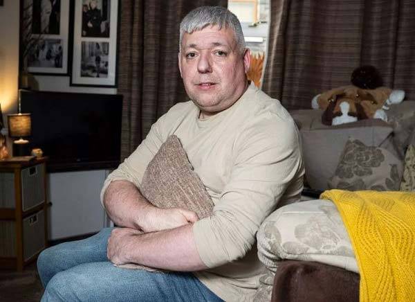 영국의 한 40대 남성이 단 한 번도 연애를 비롯해 성관계를 경험해보지 못한 것에 수치스러움을 느꼈지만, 지금은 당당하게 살아가고 있다는 사연을 공개했다./사진=더 미러