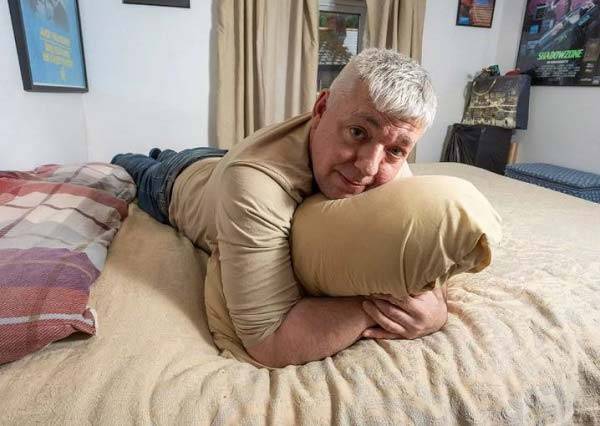 영국의 한 40대 남성이 단 한 번도 연애를 비롯해 성관계를 경험해보지 못한 것에 수치스러움을 느꼈지만, 지금은 당당하게 살아가고 있다는 사연을 공개했다./사진=더 미러