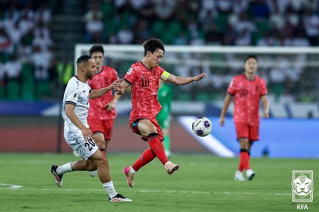 이라크전 주장 완장 찬 이재성(가운데). 사진=KFA