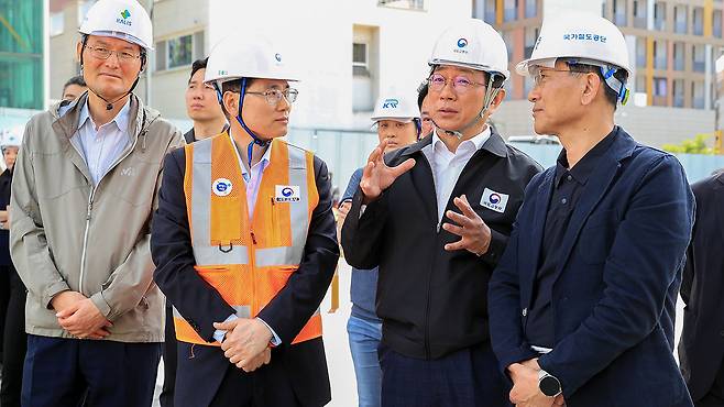박상우 장관, 항타기 전도사고 현장 점검 [국토교통부 제공]