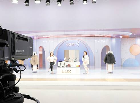 한 홈쇼핑 방송 화면. [사진=지니뮤직]