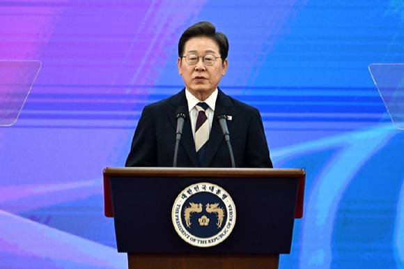 이재명대통령이 4일 오전 국회 로텐더홀에서 열린 제21대 대한민국 대통령 취임사를 하고 있다. [사진=국회시잔취재단]