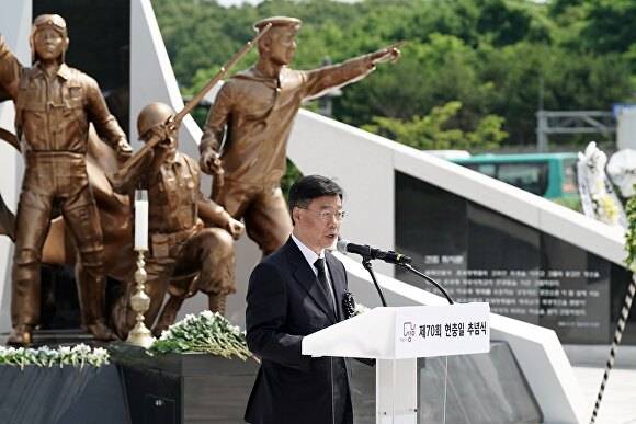 신상진 시장이 6일 시청공원 현충탑에서 열린 제70회 현충일 추념식에서 추념사를 하고 있다. [사진=성남시]