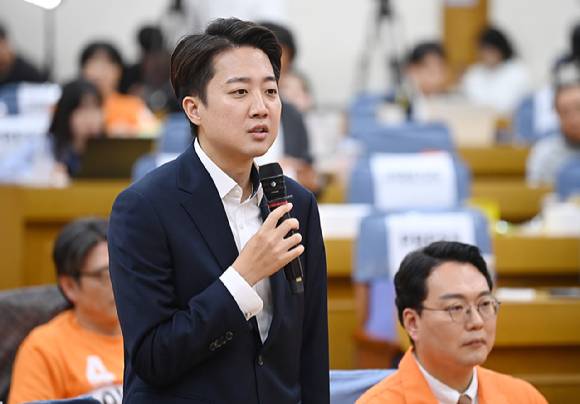 이준석 개혁신당 대선후보가 3일 서울 여의도 국회 의원회관에 마련된 제21대 대통령선거 개표상황실을 방문해 입장을 밝히고 있다. [사진=곽영래 기자]