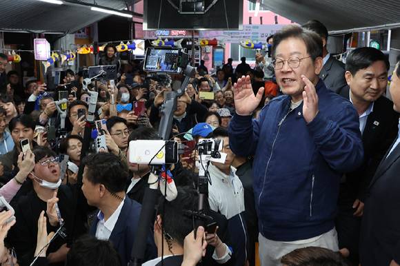 이재명 대통령이 후보 시절 '골목골목 경청투어'에 나서 강원도 고성군 거진 전통시장에서 주민들에게 인사하고 있다. 2025.5.2 [사진=연합뉴스]
