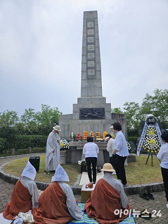 6일 죽림사가 탑산 학도의용군 위령탑 앞에서 6·25 전쟁 당시 조국을 위해 산화한 학도병들을 기리는 위령제를 봉행하고 있다. [사진=죽림사]