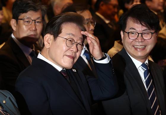 이재명 대통령과 이한주 민주연구원장. 뉴스1