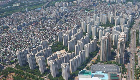 서울 지역 주택(아파트·단독·연립주택) 평균 매매가격이 처음으로 10억원을 넘어섰다. 사진은 6일 서울 송파구 롯데월드타워에서 바라본 주택단지 모습. 연합뉴스