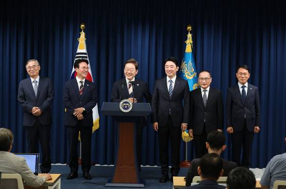이재명 대통령이 4일 서울 용산 대통령실청사에서 국무총리 후보자 등 인선에 대해 발표하고 있다. 왼쪽부터 이종석 국가정보원장 후보자, 김민석 국무총리 후보자, 이 대통령, 강훈식 비서실장, 위성락 안보실장, 황인권 경호처장. 대통령실사진기자단