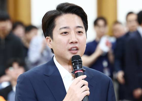 이준석 개혁신당 대통령 후보가 3일 서울 여의도 국회 의원회관에 마련된 제21대 대통령선거 개표상황실에서 입장을 밝히고 있다. 뉴스1