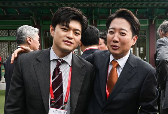 지난 5월 21일 서울 신라호텔에서 열린 제16회 조선일보 아시안리더십콘퍼런스(ALC)에 참석한 국민의힘 김용태 비상대책위원장과 이준석 개혁신당 대선 후보가 대화하고 있다. 뉴스1