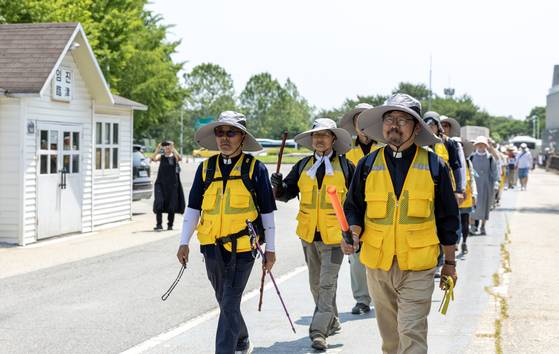 6일 오전 경기도 파주시 임진각에서 열린 ‘2025 제2회 코리아 평화의 날’ 행사장으로 불교ㆍ개신교ㆍ천주교ㆍ원불교ㆍ유교ㆍ천도교ㆍ민족종교 등 7대 종교 종교인들로 구성된 DMZ평화순례단이 입장하고 있다. 이들은 지난달 19일 강원도 고성에서 출발해 인제~양구~화천~철원~연천을 거쳐 파주 임진각까지 385㎞를 19일 동안 걸으며 평화를 기원했다. 김정훈 기자