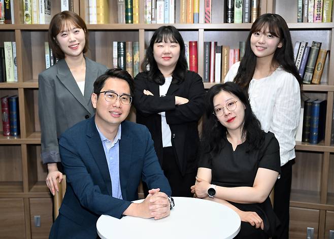 경기일보가 5월 한 달간 보도한 ‘의원님 뭐하세요? 광역의원 공약 추적기’를 취재한 경기알파팀 기자들. 왼쪽부터 이나경 문화체육부 기자, 이호준 경제부 부장, 이연우 경제부 차장, 김경희 정치부 차장, 정예은 디지털뉴스부 기자. /경기일보 제공