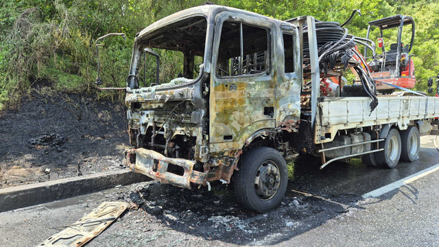 ▲ 6일 오전 11시 10분쯤 횡성군 둔내면 영동고속도로 강릉 방향에서 화물차에서 불이 나 소방당국 추산 500여 만원의 재산피해가 났다. 강원소방본부 제공