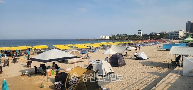 ▲ 임시 개장 첫날 아야진해수욕장은 형형색색의 파라솔이 즐비하게 설치돼 여름 해변 정취를 물씬 풍겼다.