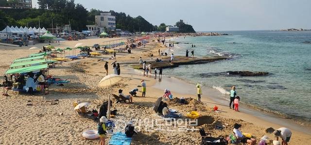▲ 해변 카페와 맛집들이 즐비한 아야진해수욕장은 동해안에서 생활 인구가 가장 많이 찾는 해변 중 하나로 손꼽힌다.