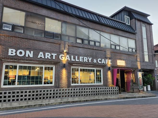 ▲ 본아트(BON ART) 갤러리 겸 카페 전경
