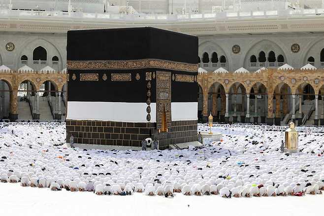 사우디 메카 그랜드 모스크에서 예배하는 순례자(2025년 6월 2일)