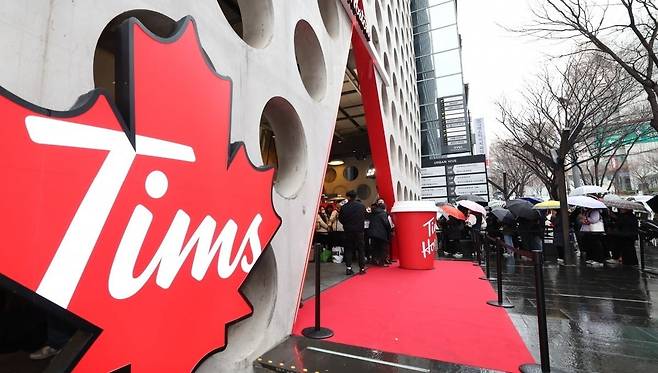 2023년 12월 14일 캐나다 커피 브랜드 팀홀튼 신논현점이 오픈하자 시민들이 줄을 선 모습. /사진=한경DB